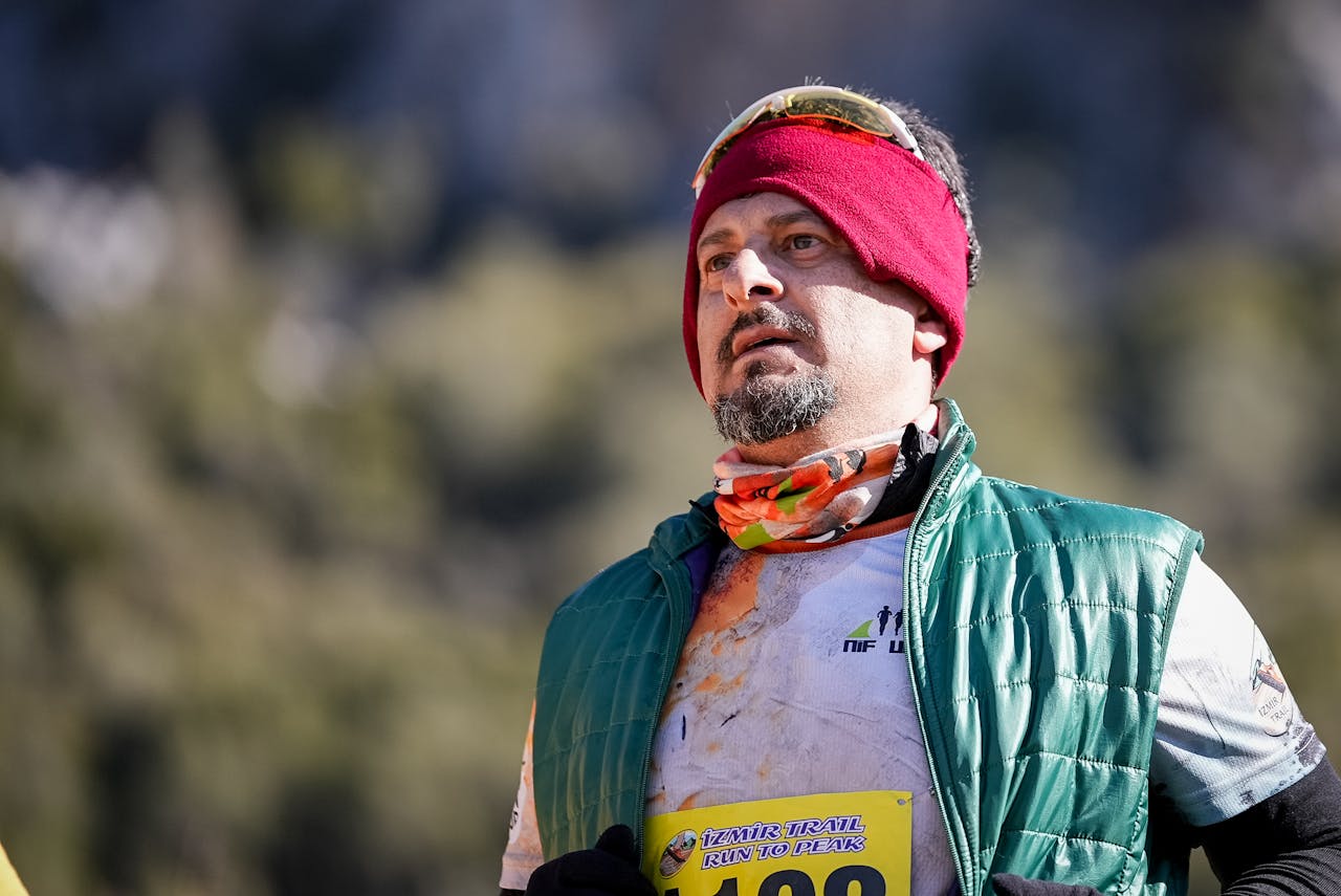 why-choose-us A male trail runner participating in an outdoor race event in İzmir, Türkiye.